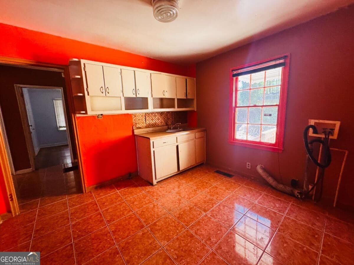 2 bedroom, 1 bathroom, 1,122 sq ft single family residence for sale at 1560 Orlando Street, Atlanta, GA 30311 — photo 6