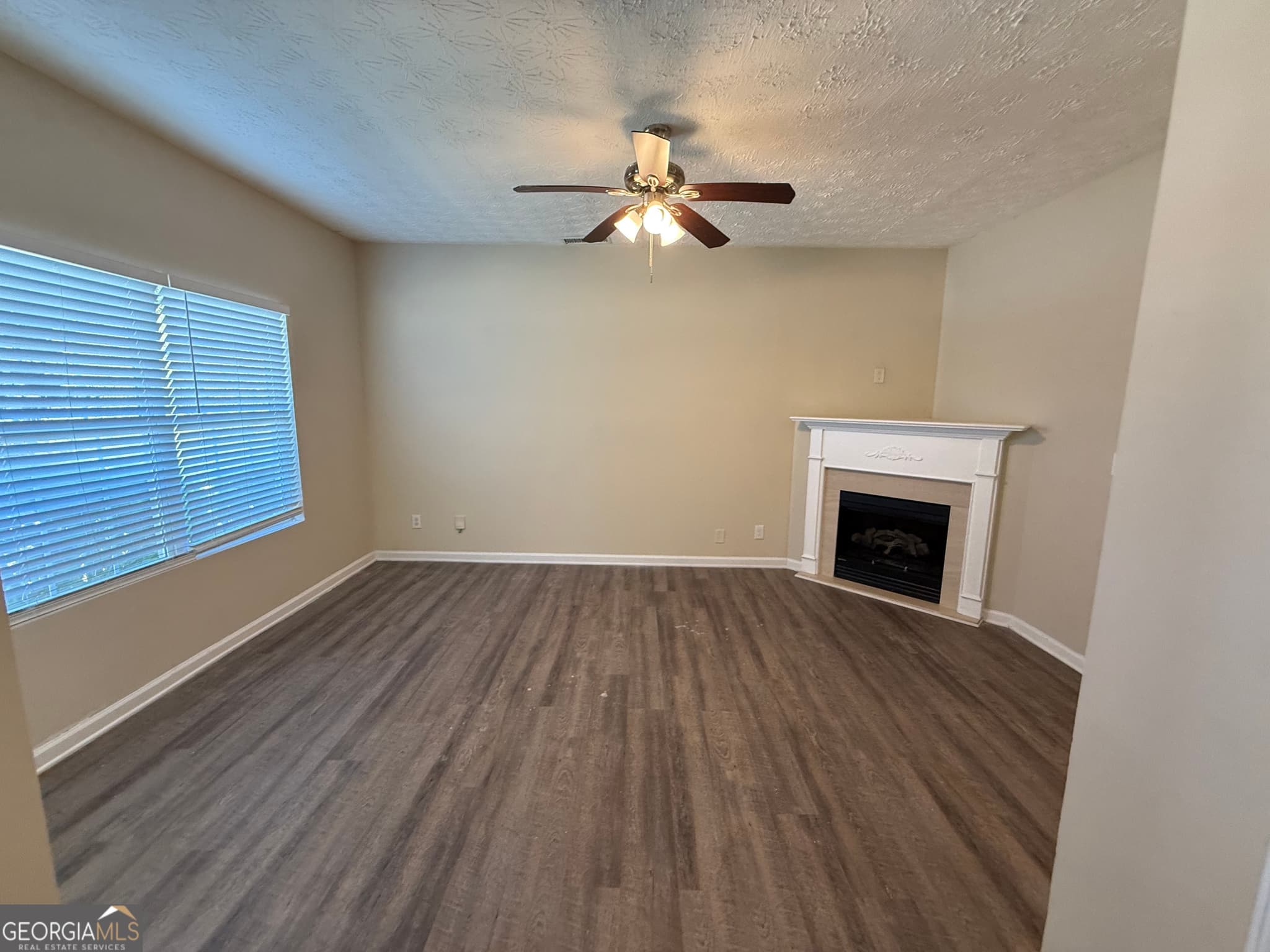 3 bedroom, 2.5 bathroom, 1,391 sq ft townhouse for sale at 2005 Marlin Drive, Mcdonough, GA 30253 — photo 4