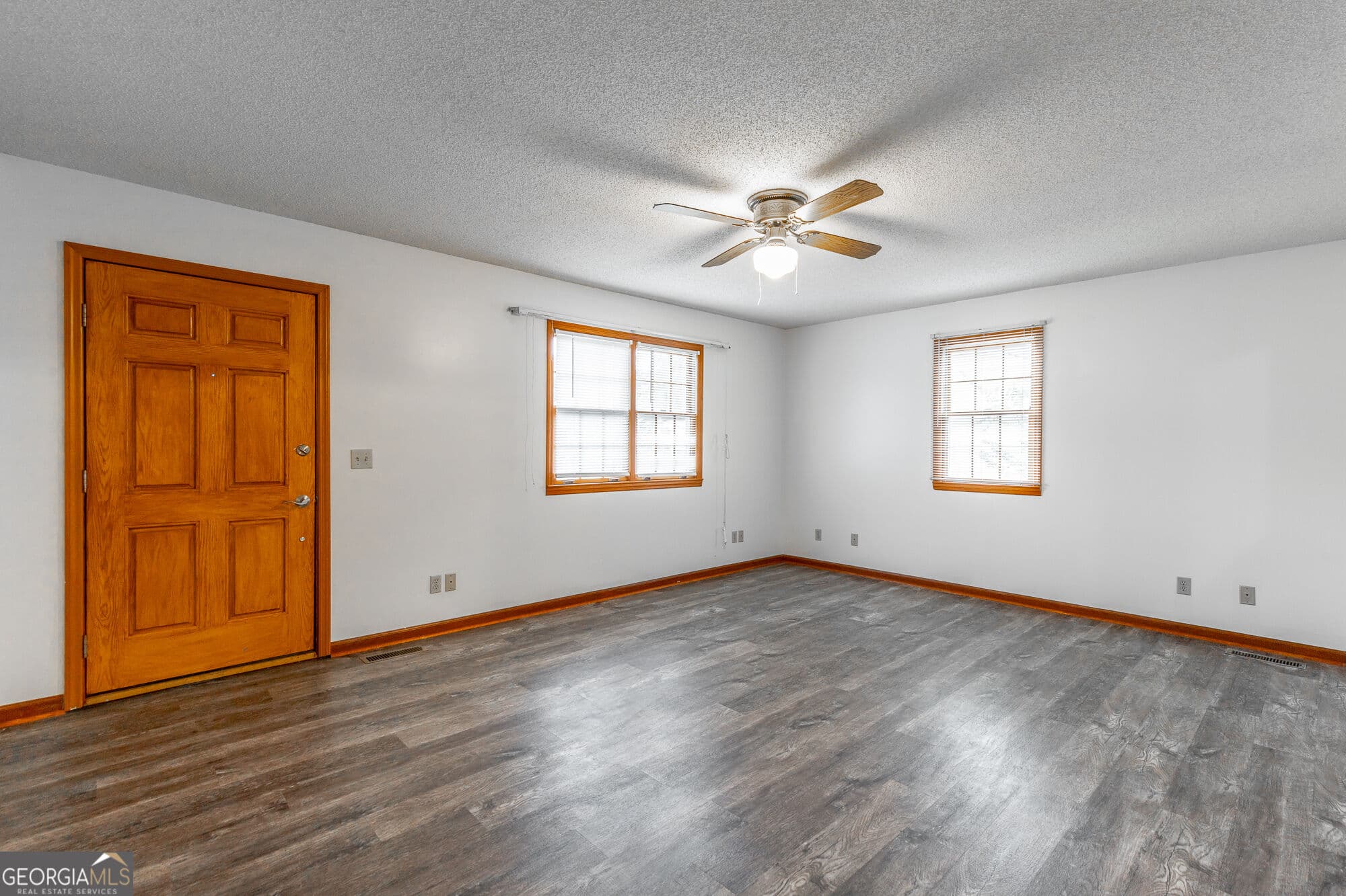 3 bedroom, 2 bathroom, 1,428 sq ft single family residence for sale at 127 S Center Street, Rossville, GA 30741 — photo 2