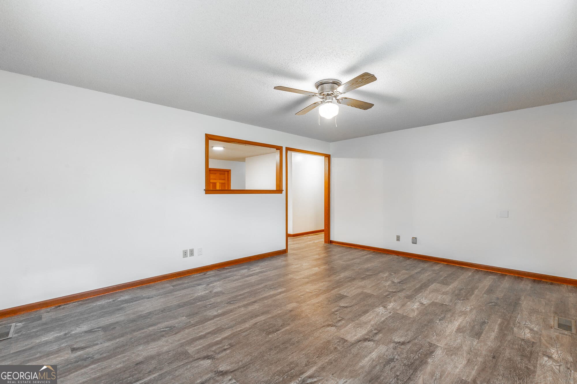 3 bedroom, 2 bathroom, 1,428 sq ft single family residence for sale at 127 S Center Street, Rossville, GA 30741 — photo 3