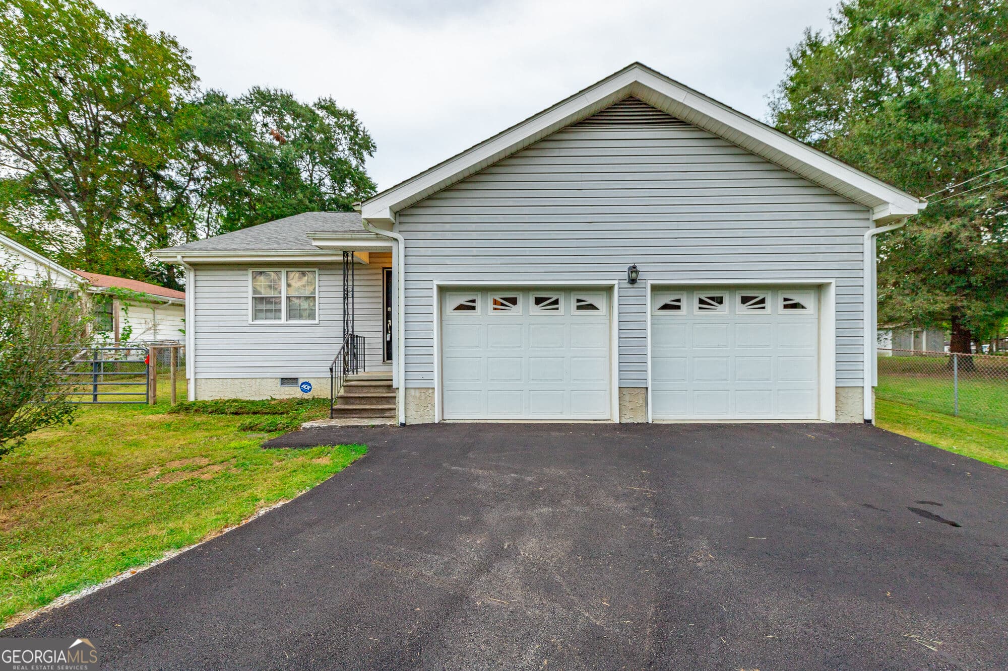 3 bedroom, 2 bathroom, 1,428 sq ft single family residence for sale at 127 S Center Street, Rossville, GA 30741 — photo 1 of 19