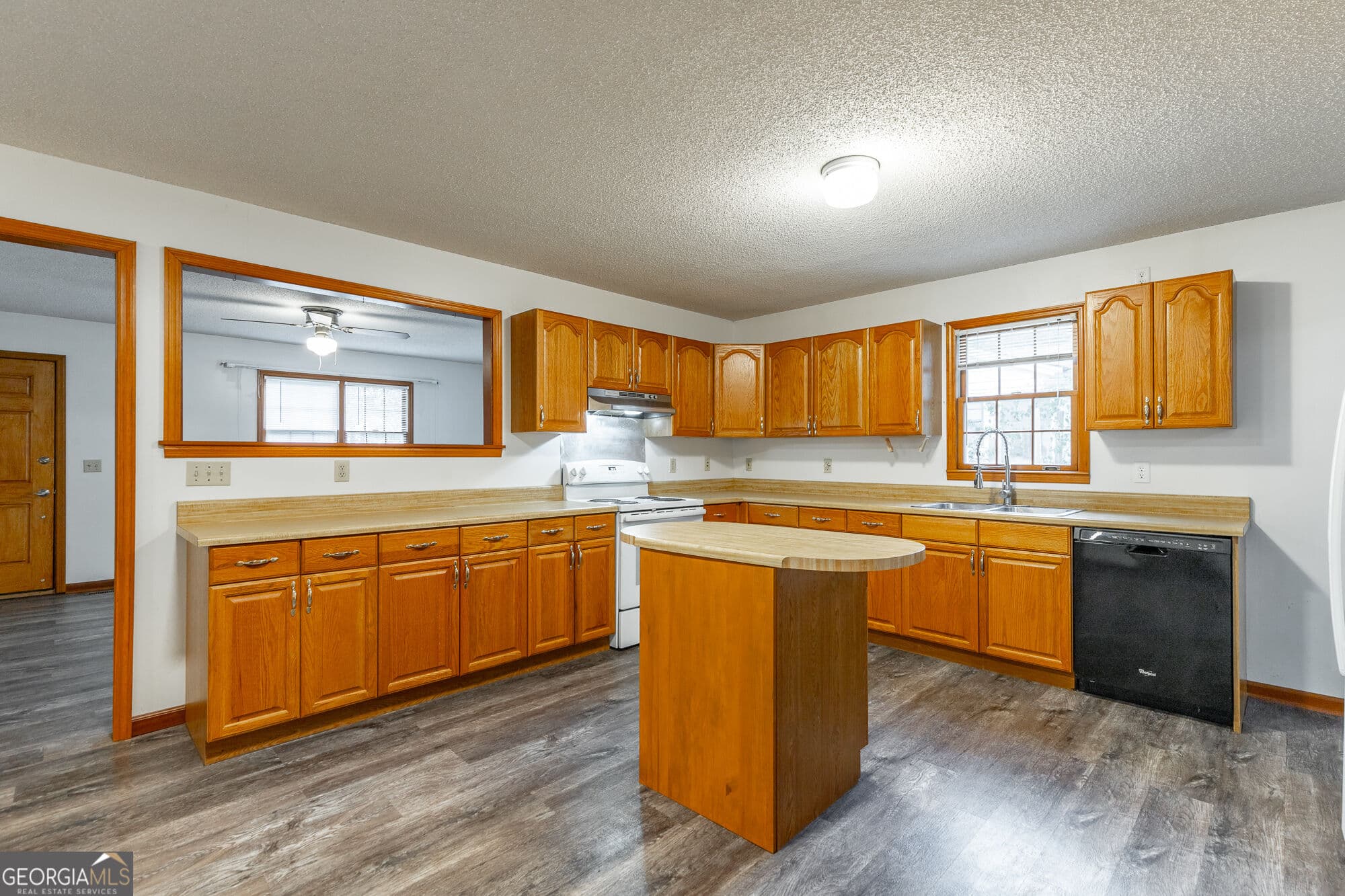 3 bedroom, 2 bathroom, 1,428 sq ft single family residence for sale at 127 S Center Street, Rossville, GA 30741 — photo 5