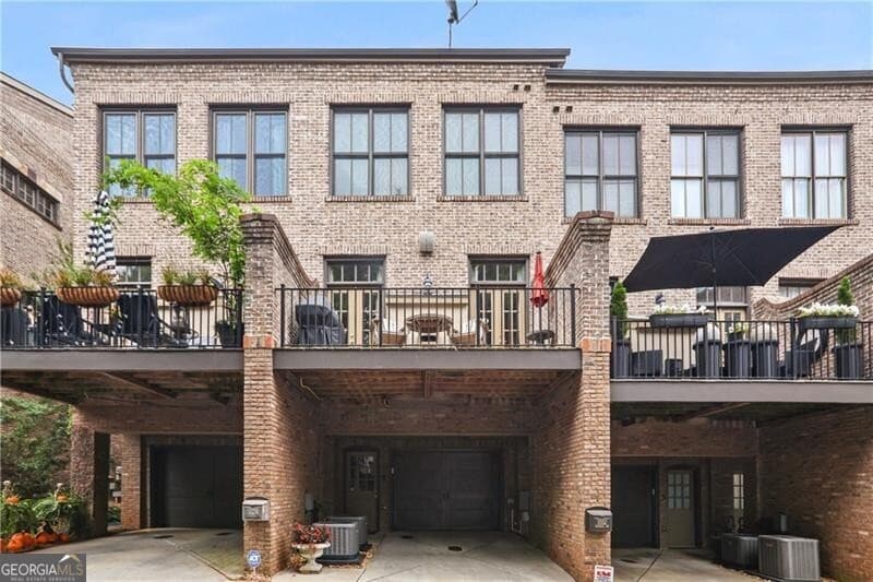 3 bedroom, 3.5 bathroom, 2,052 sq ft townhouse for sale at 3552 Roswell Road, Atlanta, GA 30305 — photo 2