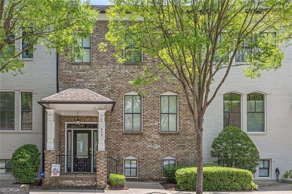 4 bedroom, 3.5 bathroom, 2,665 sq ft townhouse for sale at 352 Suwanee Avenue, Suwanee, GA 30024 — photo 1 of 38