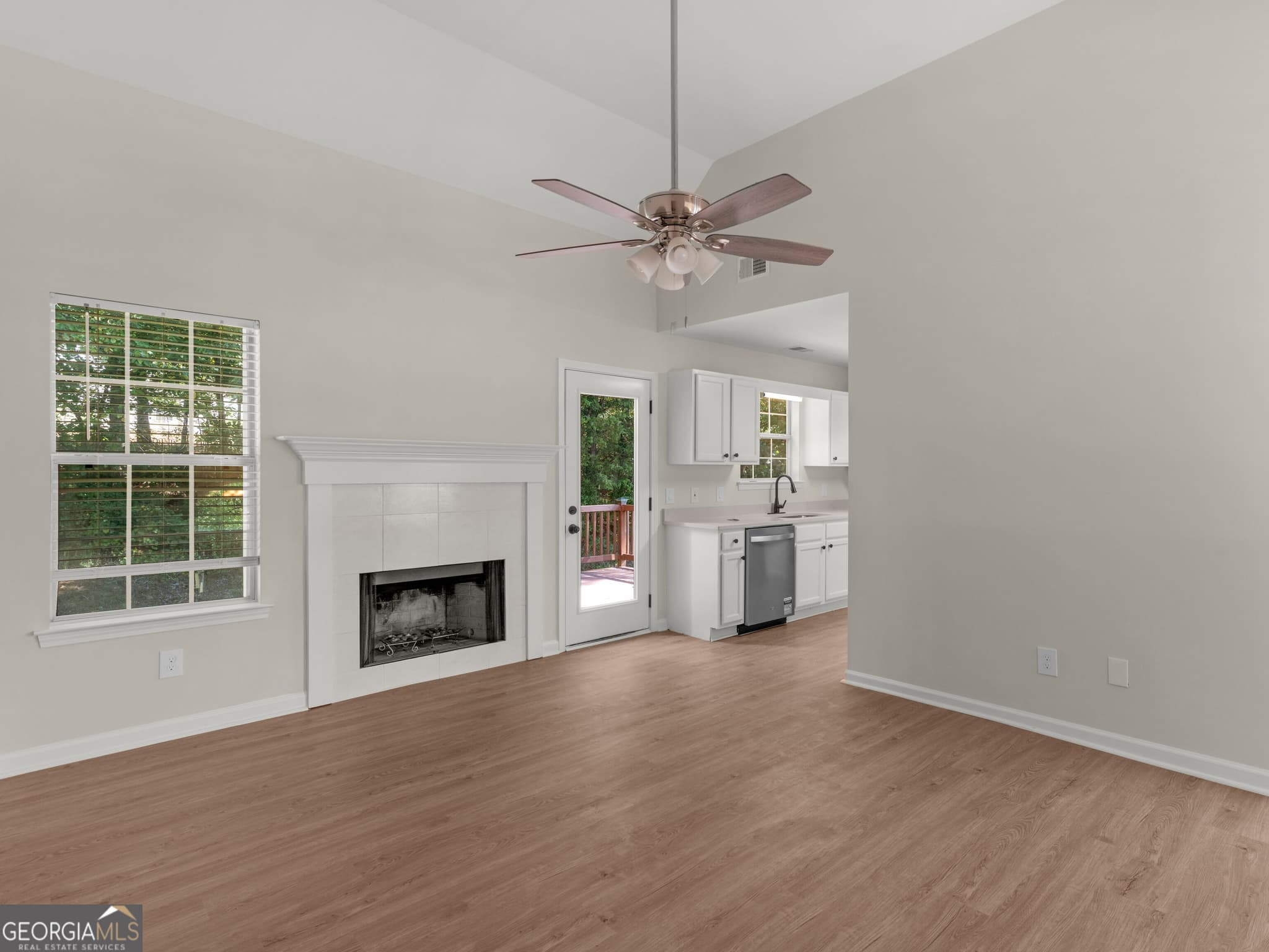 4 bedroom, 3 bathroom, 2,033 sq ft single family residence for sale at 102 JASONS Ridge, Griffin, GA 30223 — photo 2