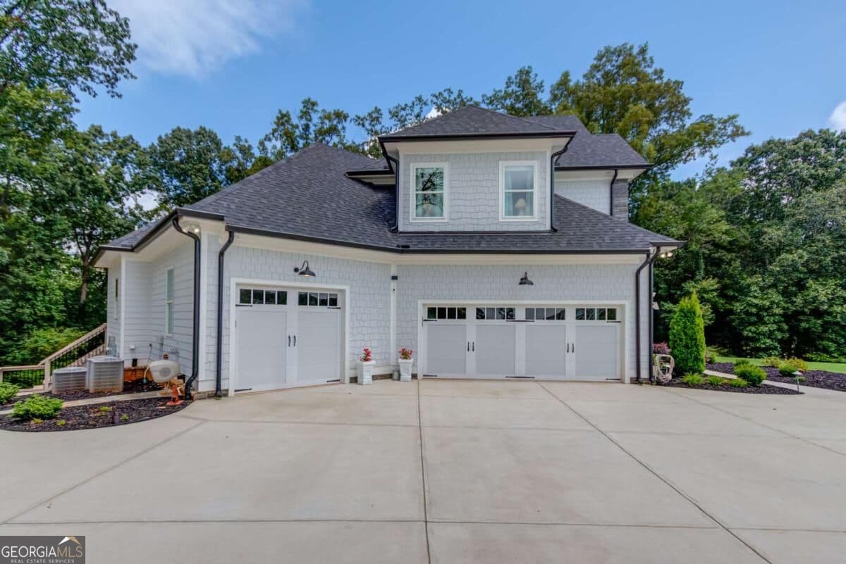 5 bedroom, 4.5 bathroom, 4,742 sq ft single family residence for sale at 5392 Retreat Drive, Flowery Branch, GA 30542 — photo 8