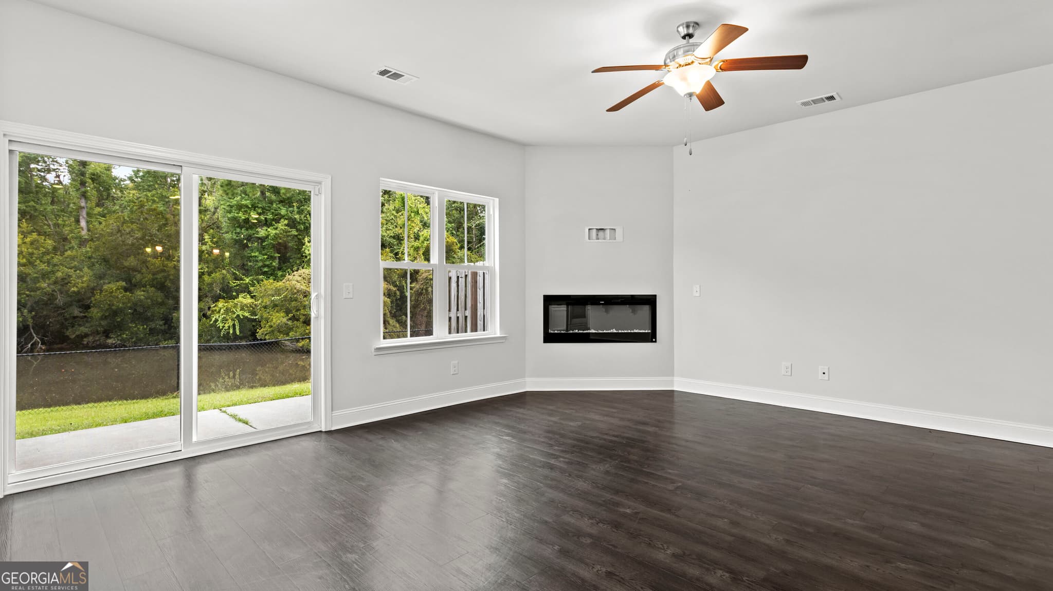 3 bedroom, 2.5 bathroom, 1,498 sq ft townhouse for sale at 29 Leaf Court, Richmond Hill, GA 31324 — photo 6