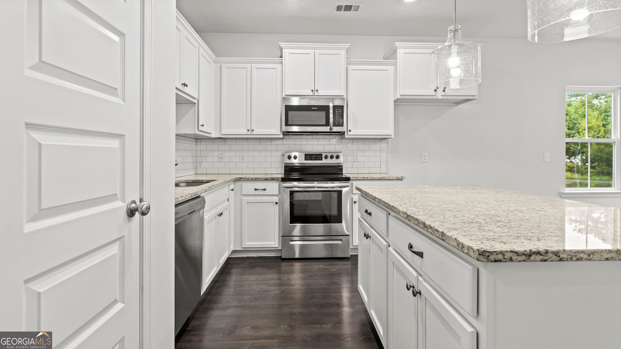 3 bedroom, 2.5 bathroom, 1,498 sq ft townhouse for sale at 29 Leaf Court, Richmond Hill, GA 31324 — photo 8