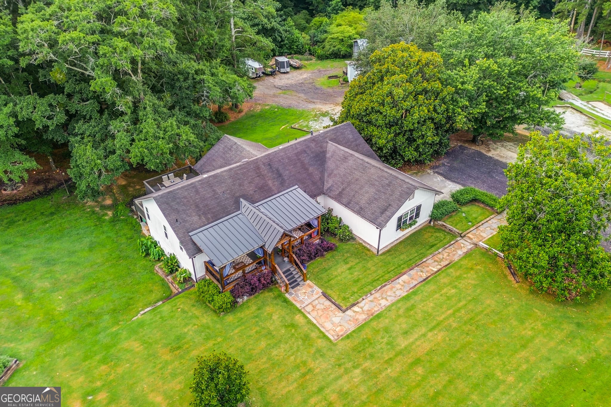 4 bedroom, 3.5 bathroom, 3,160 sq ft single family residence for sale at 8401 Norris Lake Way, Snellville, GA 30039 — photo 5