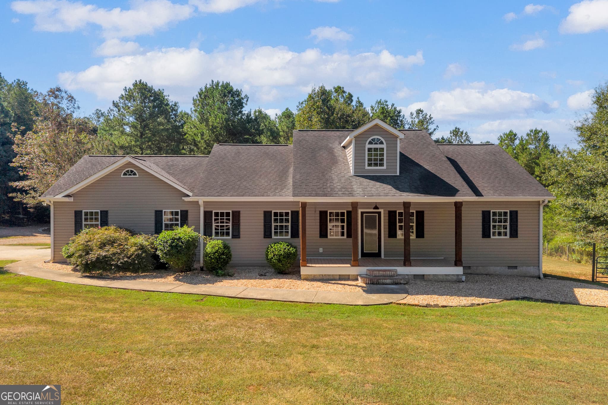 3 bedroom, 2 bathroom, 2,016 sq ft single family residence for sale at 583 Sarijon Road, Hartwell, GA 30643 — photo 1 of 37