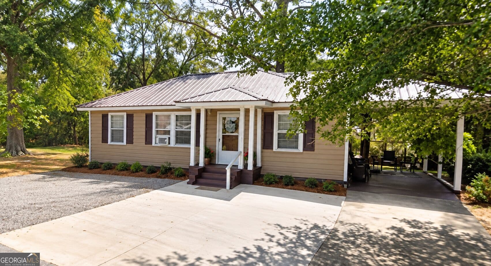 2 bedroom, 1 bathroom, 936 sq ft single family residence for sale at 617 Adams Street, Bowdon, GA 30108 — photo 1 of 9