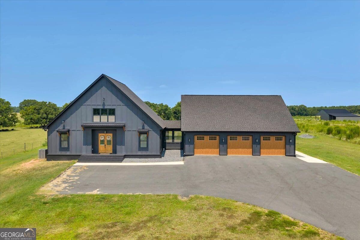 6 bedroom, 6 bathroom, 3,450 sq ft single family residence for sale at 189 Gilbert Road, Elko, GA 31025 — photo 2