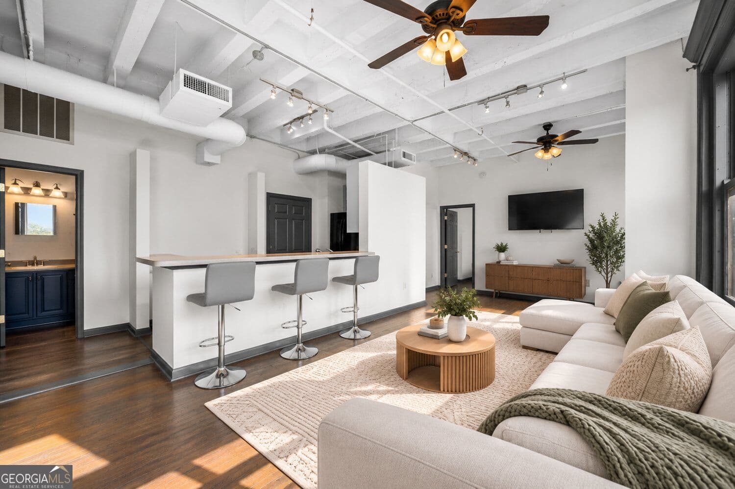 2 bedroom, 2 bathroom, 1,032 sq ft condominium for sale at 32 Peachtree Street 508, Atlanta, GA 30303 — photo 1 of 20