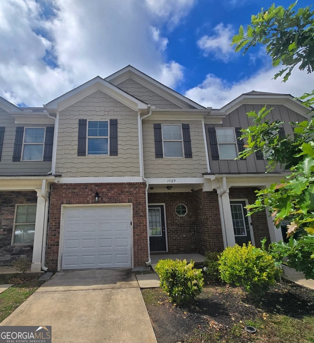 3 bedroom, 2.5 bathroom townhouse sold at 1529 Iris Walk, Jonesboro, GA 30238