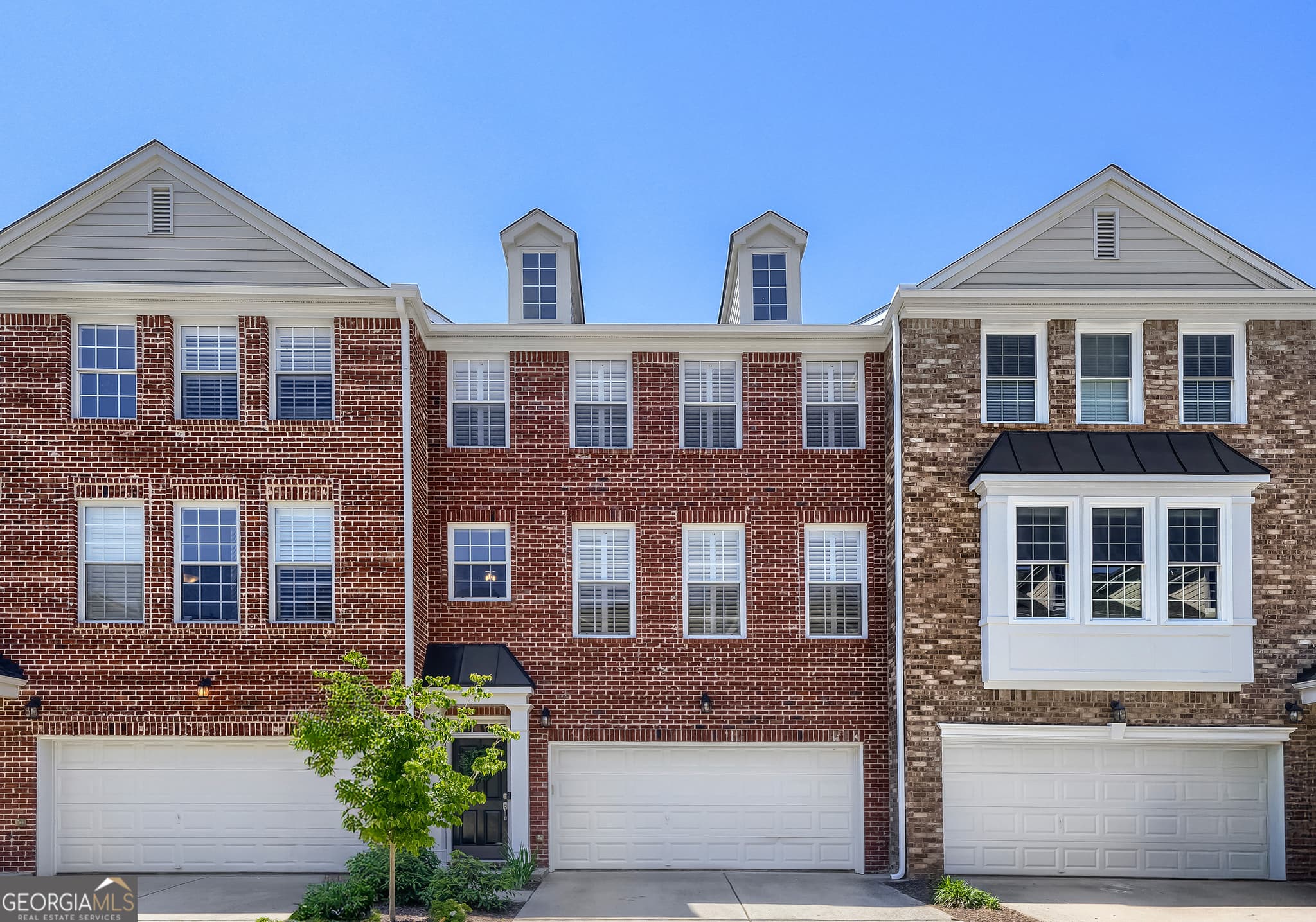 4 bedroom, 3.5 bathroom, 2,511 sq ft townhouse sold at 3827 Chattahoochee Summit Drive 6, Atlanta, GA 30339