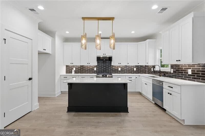 4 bedroom, 3.5 bathroom, 2,439 sq ft single family residence for sale at 2425 Elmwood Circle, Atlanta, GA 30339 — photo 7