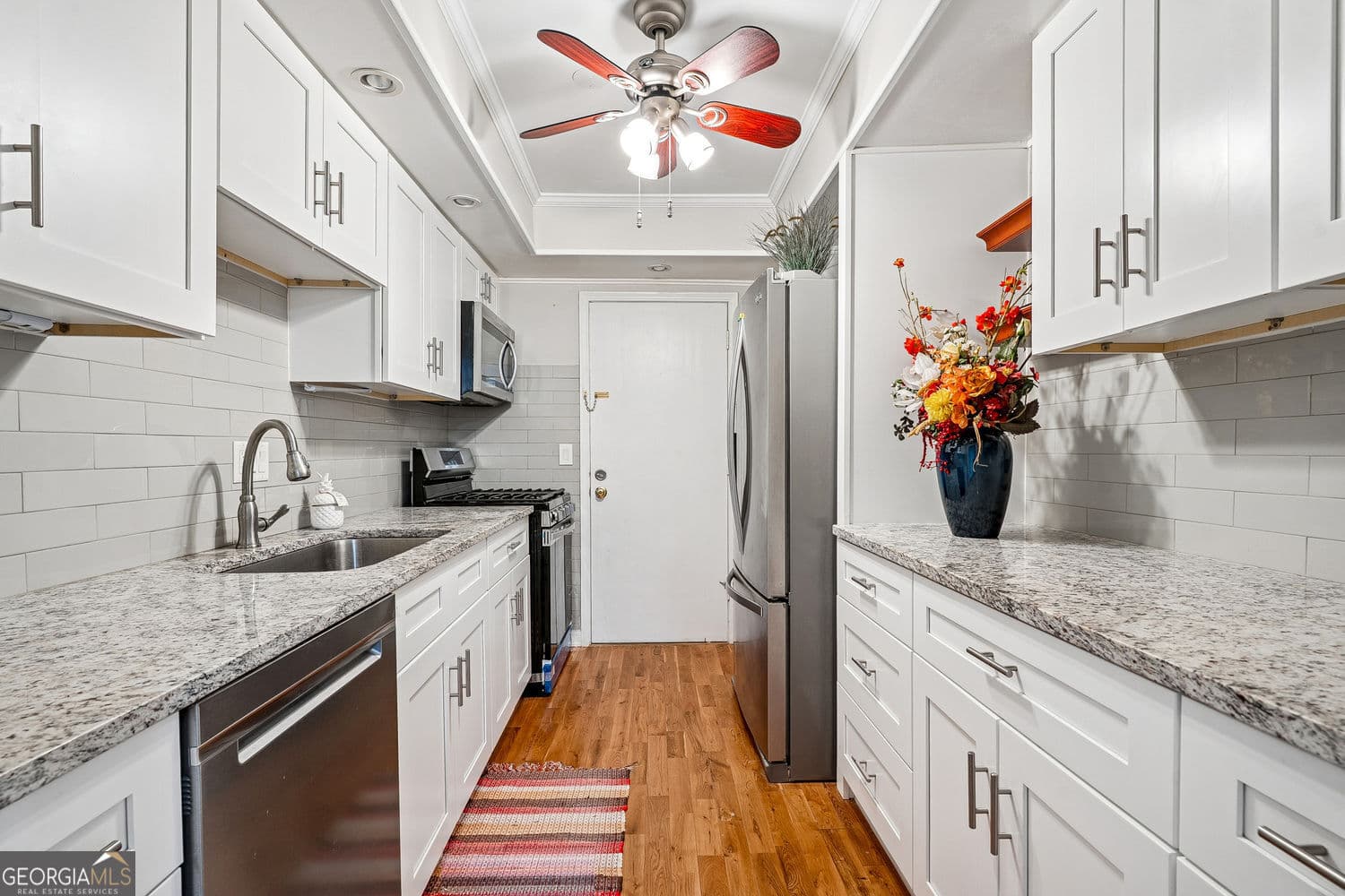 2 bedroom, 2 bathroom, 1,253 sq ft condominium for sale at 6851 Roswell Road F32, Sandy Springs, GA 30328 — photo 3