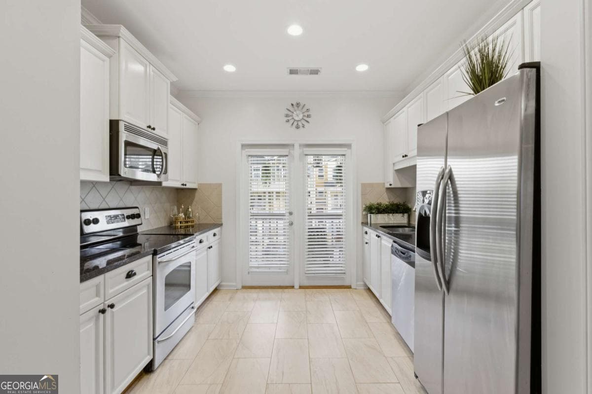 2 bedroom, 2.5 bathroom, 1,326 sq ft townhouse for sale at 1428 Liberty Parkway, Atlanta, GA 30318 — photo 7