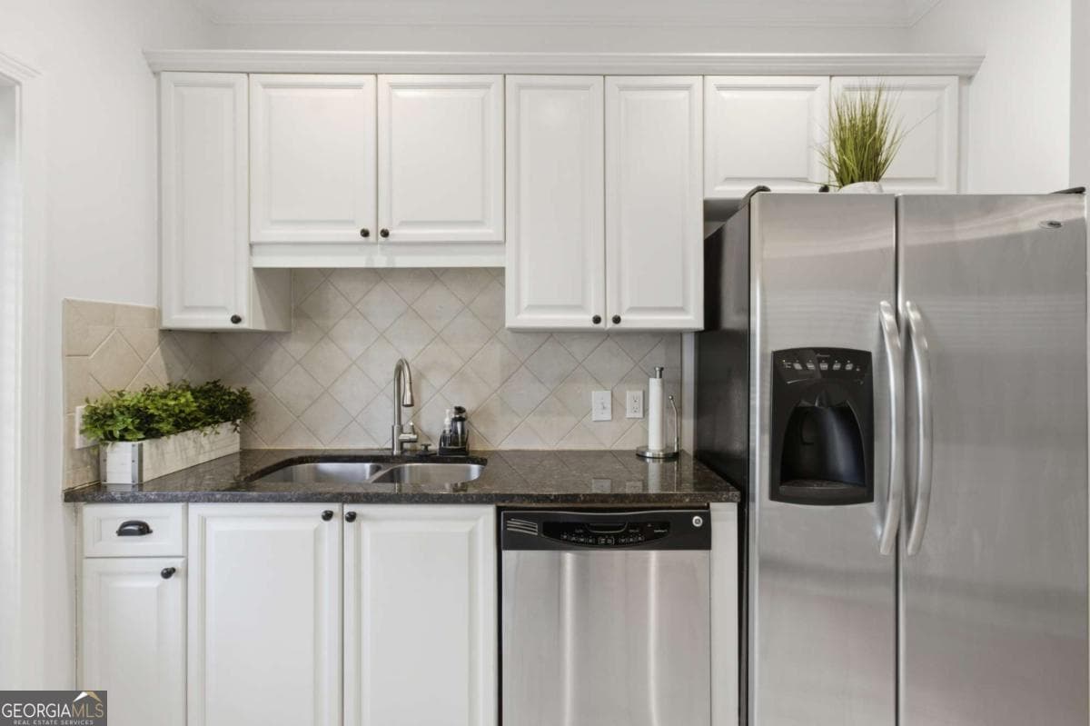 2 bedroom, 2.5 bathroom, 1,326 sq ft townhouse for sale at 1428 Liberty Parkway, Atlanta, GA 30318 — photo 9