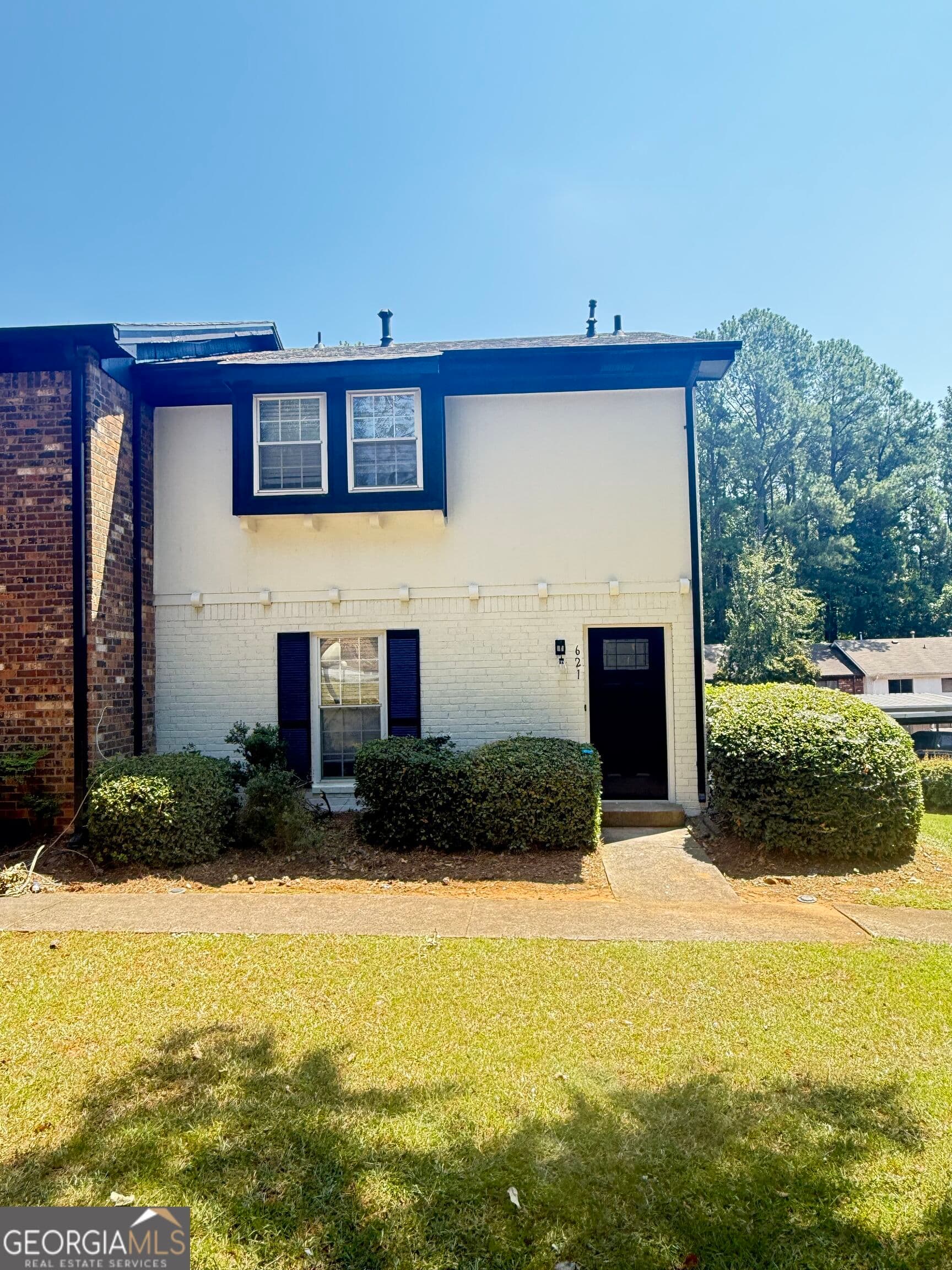 3 bedroom, 1.5 bathroom, 1,260 sq ft townhouse for sale at 621 Garden Walk Drive, Stone Mountain, GA 30083 — photo 1 of 21