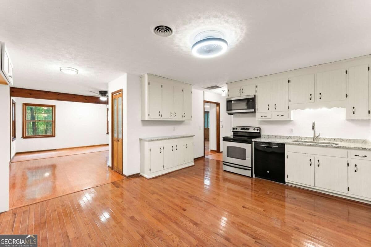 4 bedroom, 2 bathroom, 2,034 sq ft single family residence for sale at 195 Golden Avenue, Dahlonega, GA 30533 — photo 9
