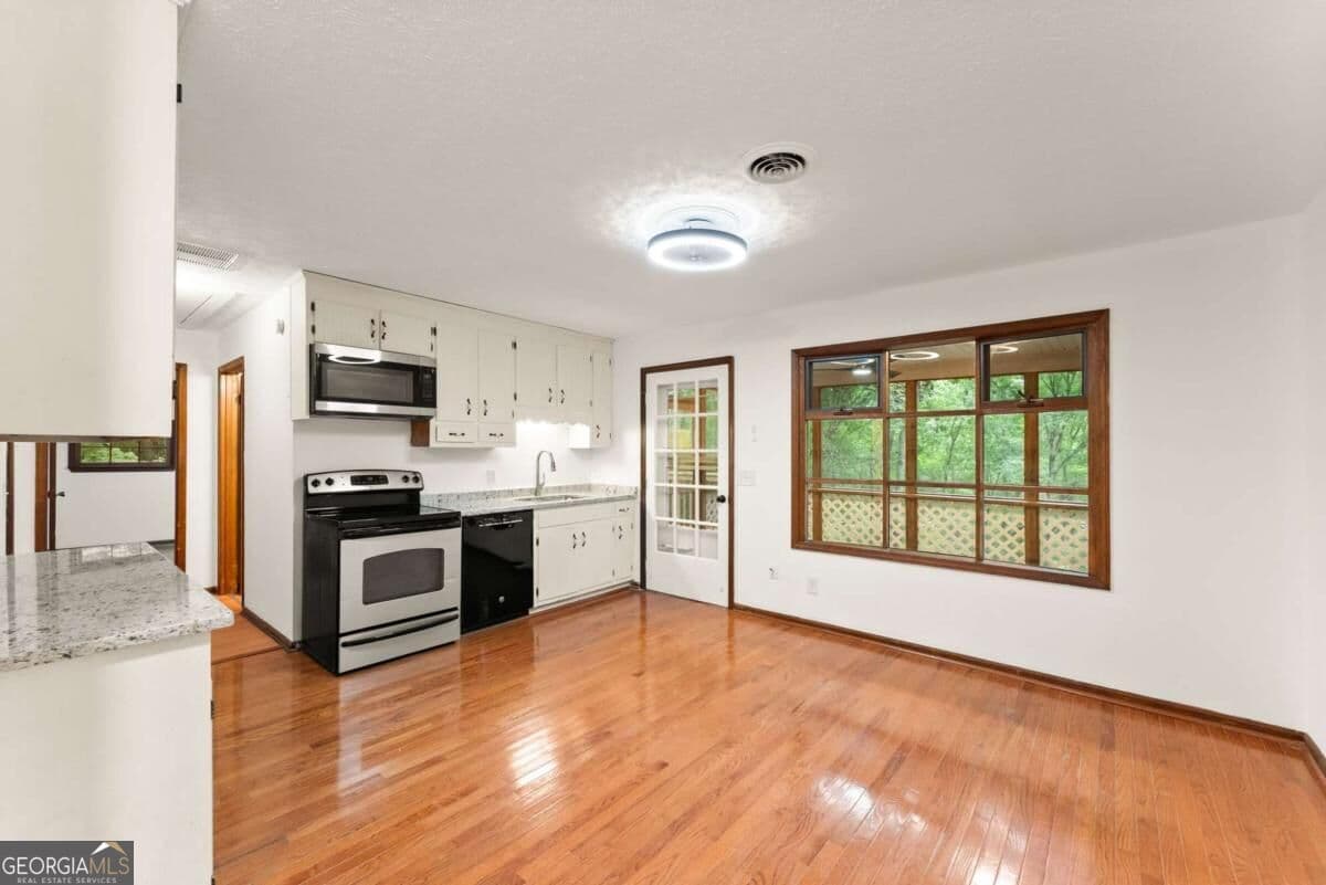 4 bedroom, 2 bathroom, 2,034 sq ft single family residence for sale at 195 Golden Avenue, Dahlonega, GA 30533 — photo 8