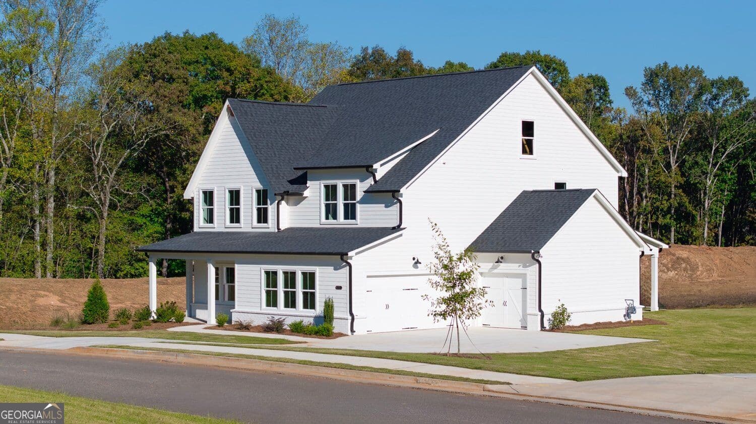 5 bedroom, 4.5 bathroom, 3,027 sq ft single family residence for sale at 8315 Creekside Overlook Drive, Gainesville, GA 30506 — photo 3