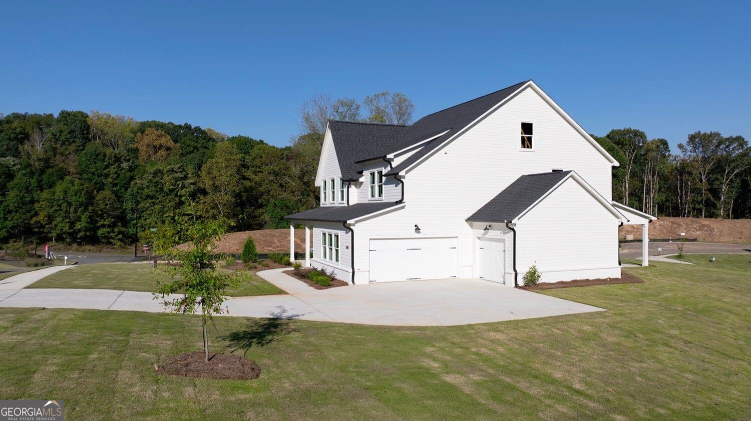 5 bedroom, 4.5 bathroom, 3,027 sq ft single family residence for sale at 8315 Creekside Overlook Drive, Gainesville, GA 30506 — photo 5