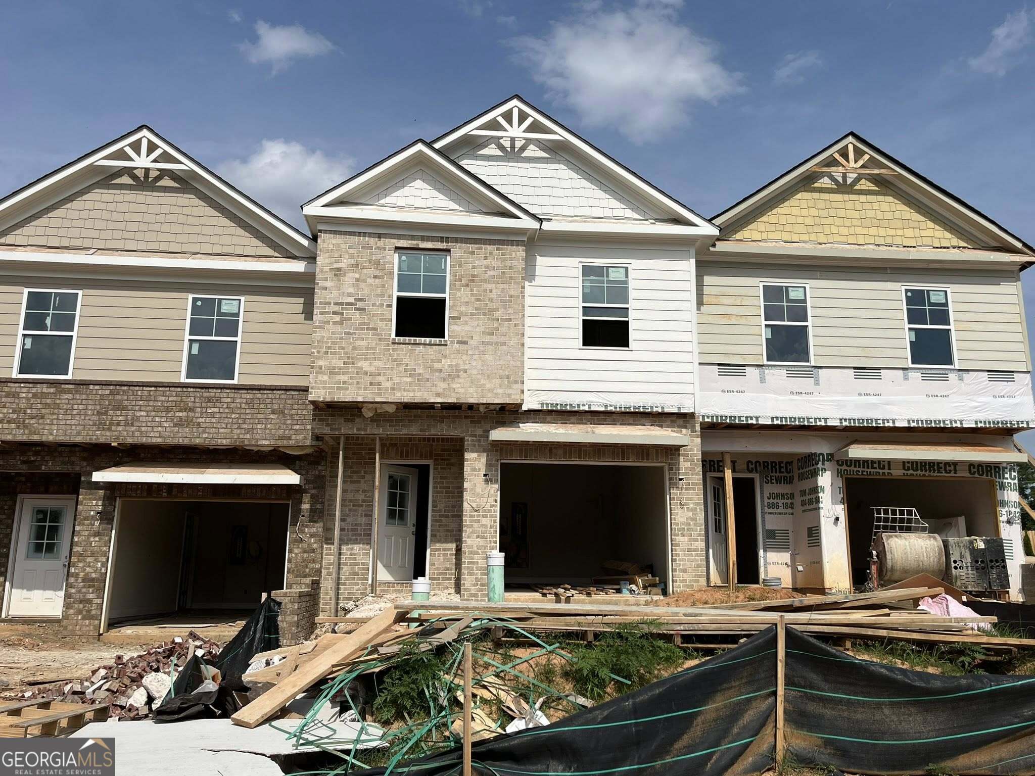 3 bedroom, 2.5 bathroom, 1,803 sq ft townhouse for sale at 45 Creekside Commons Drive, Hoschton, GA 30548 — photo 2
