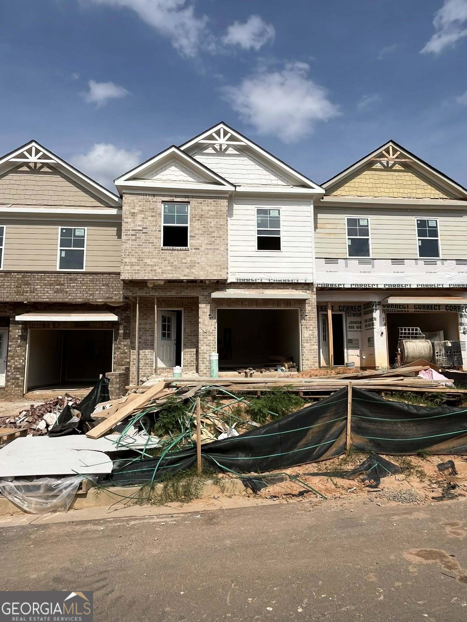 3 bedroom, 2.5 bathroom, 1,803 sq ft townhouse for sale at 45 Creekside Commons Drive, Hoschton, GA 30548 — photo 3
