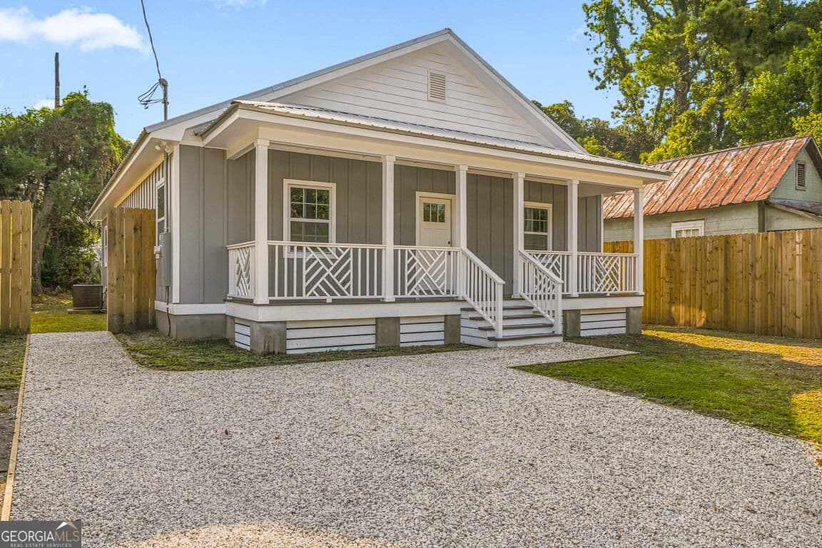 3 bedroom, 2 bathroom, 1,800 sq ft single family residence for sale at 2918 Wolfe Street, Brunswick, GA 31520 — photo 2
