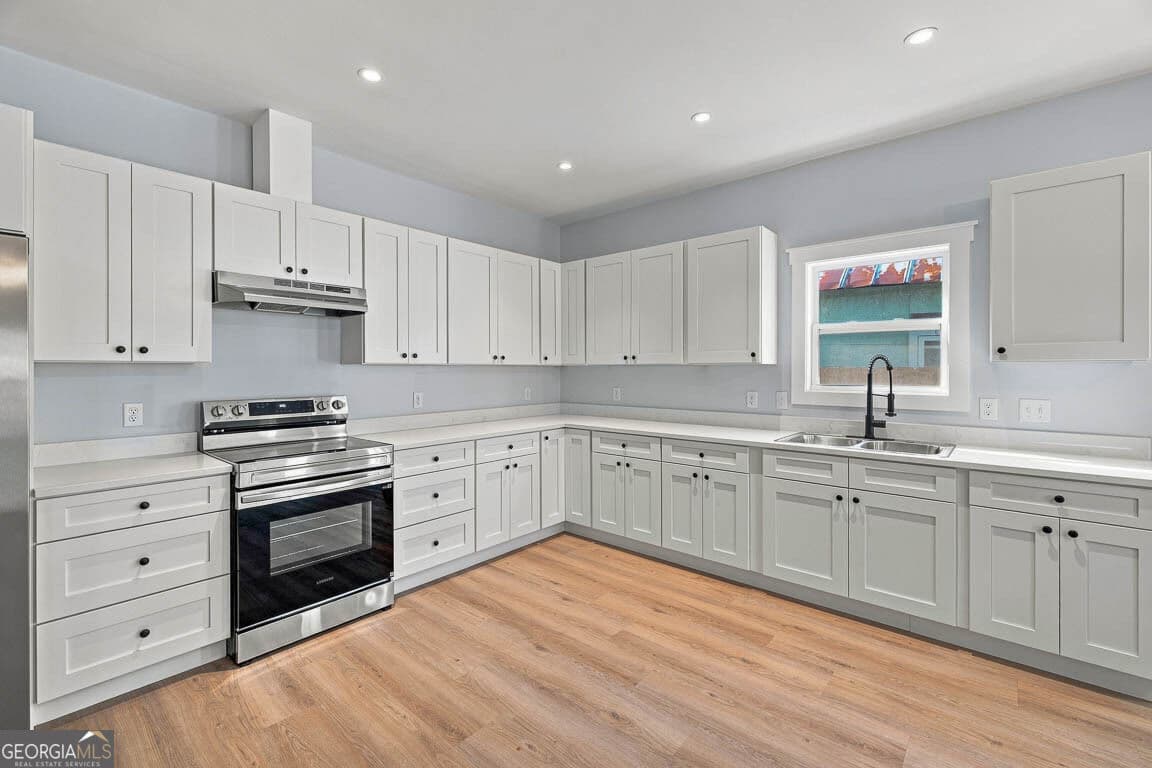 3 bedroom, 2 bathroom, 1,800 sq ft single family residence for sale at 2918 Wolfe Street, Brunswick, GA 31520 — photo 3