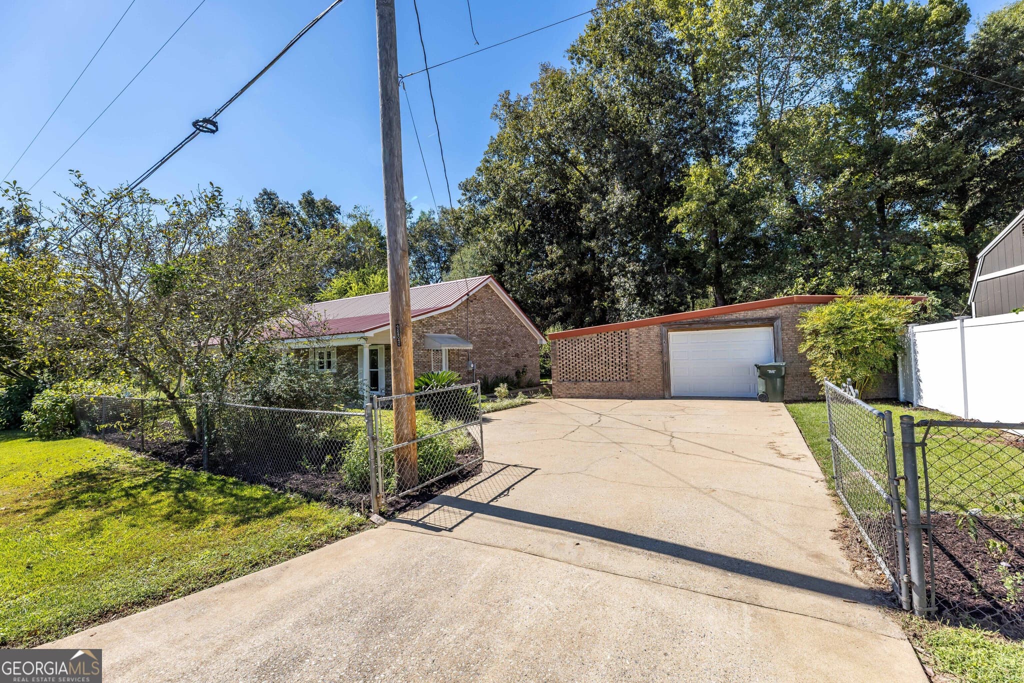 3 bedroom, 2 bathroom, 1,674 sq ft single family residence for sale at 10 GABRIEL Road, Fort Mitchell, AL 36856 — photo 3