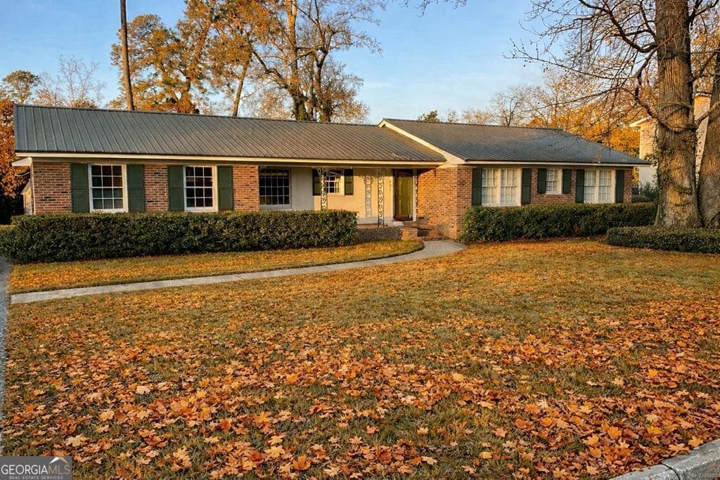 3 bedroom, 2 bathroom, 1,900 sq ft single family residence under contract at 102 Starmount Drive, Valdosta, GA 31602