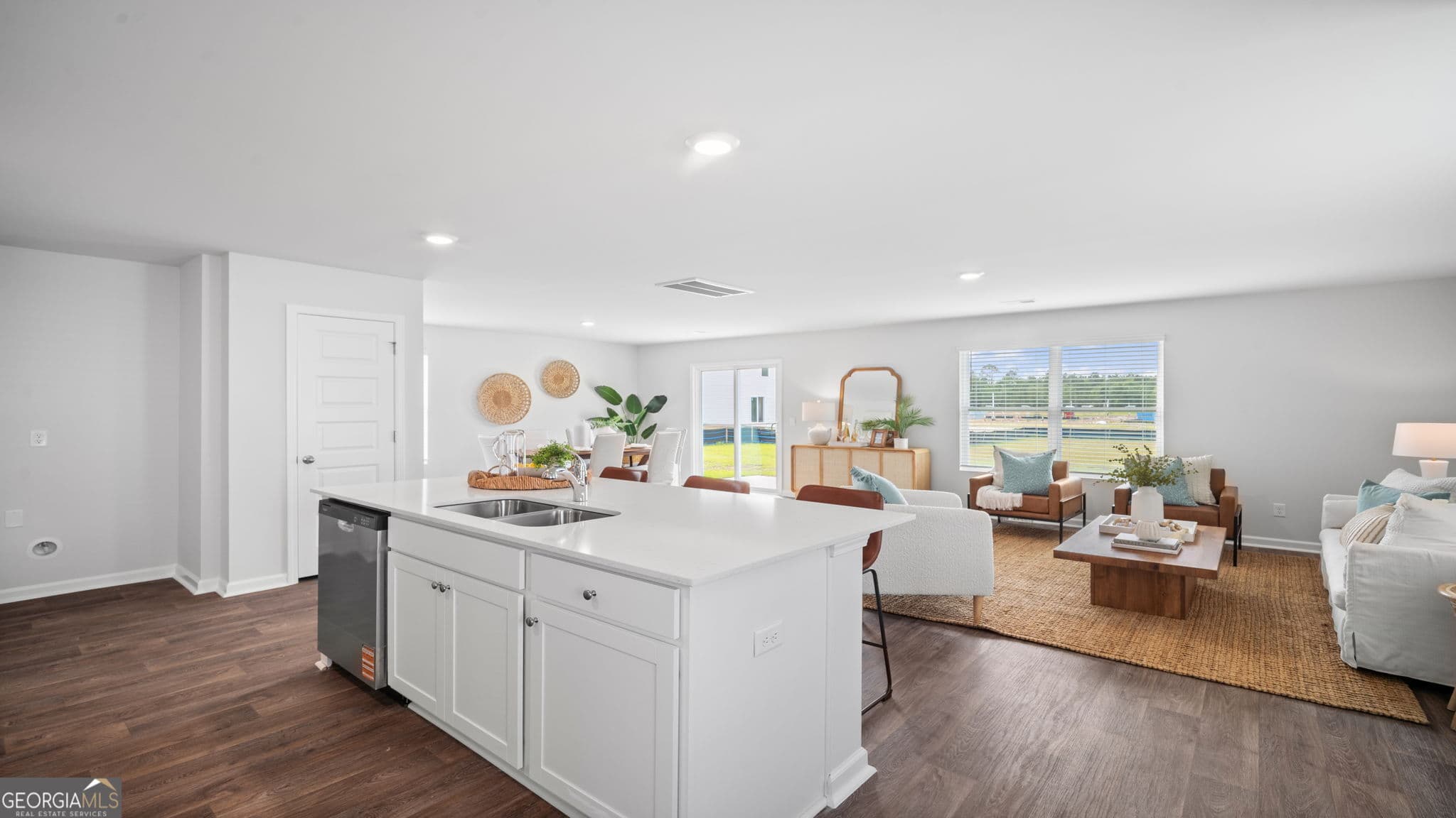 4 bedroom, 3.5 bathroom, 2,174 sq ft single family residence under contract at 1050 Lakes Boulevard, Brunswick, GA 31525 — photo 6