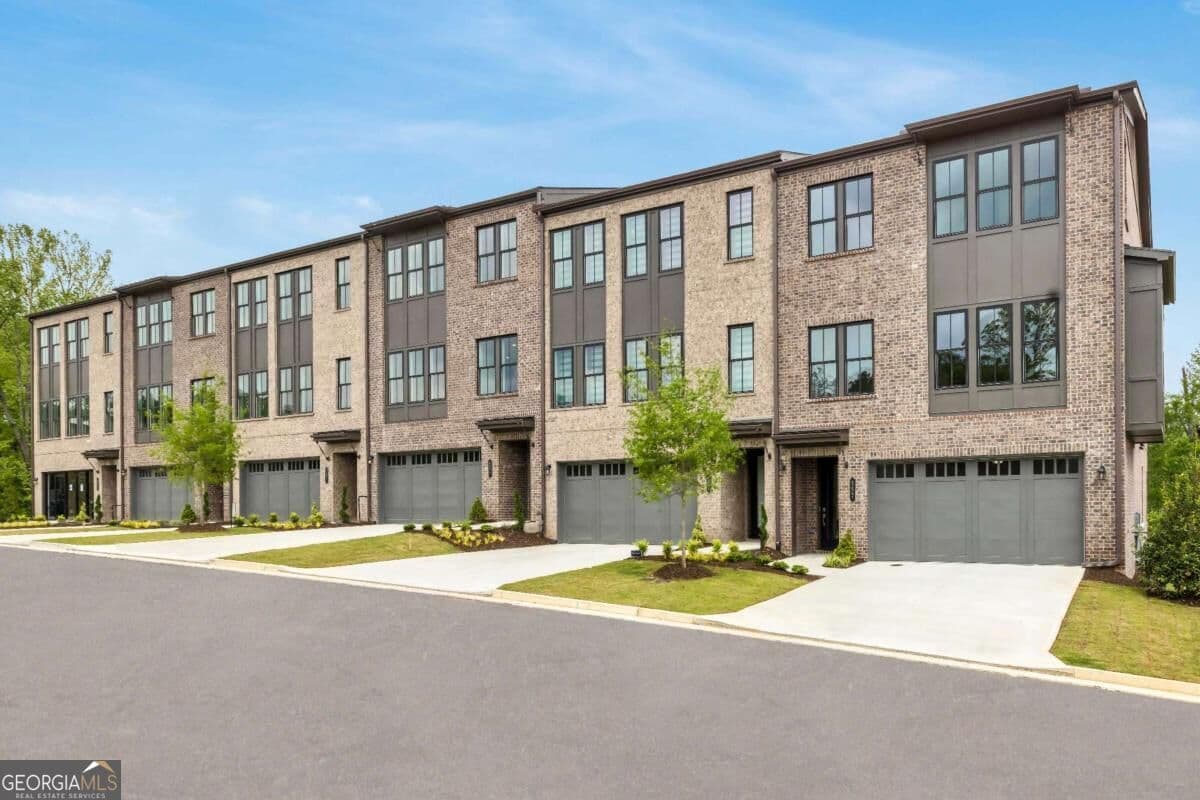3 bedroom, 3.5 bathroom townhouse for sale at 507 Red Clay Farm Lane, Suwanee, GA 30024