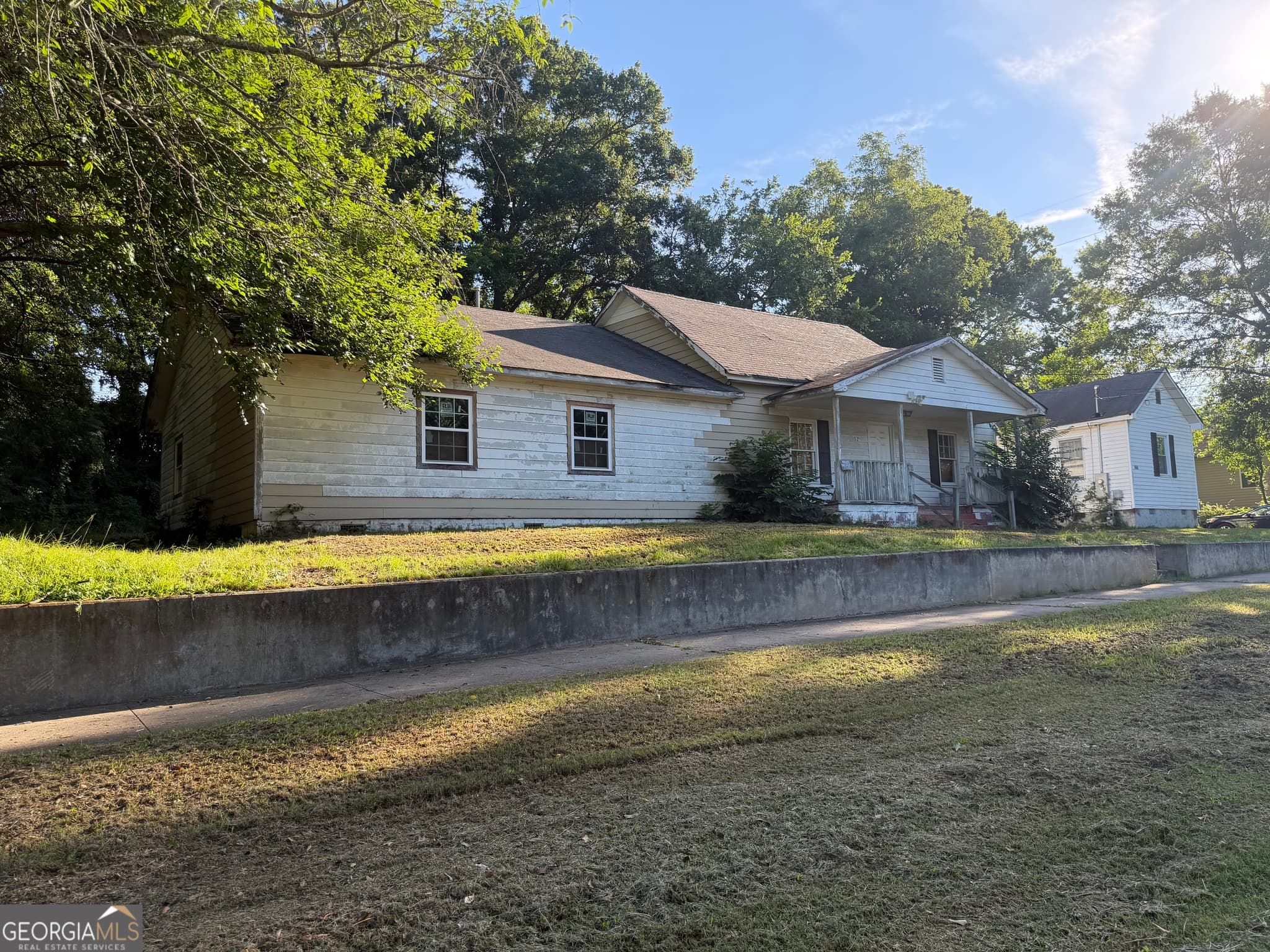 4 bedroom, 2.5 bathroom, 1,953 sq ft single family residence for sale at 523 E Solomon Street, Griffin, GA 30223 — photo 4