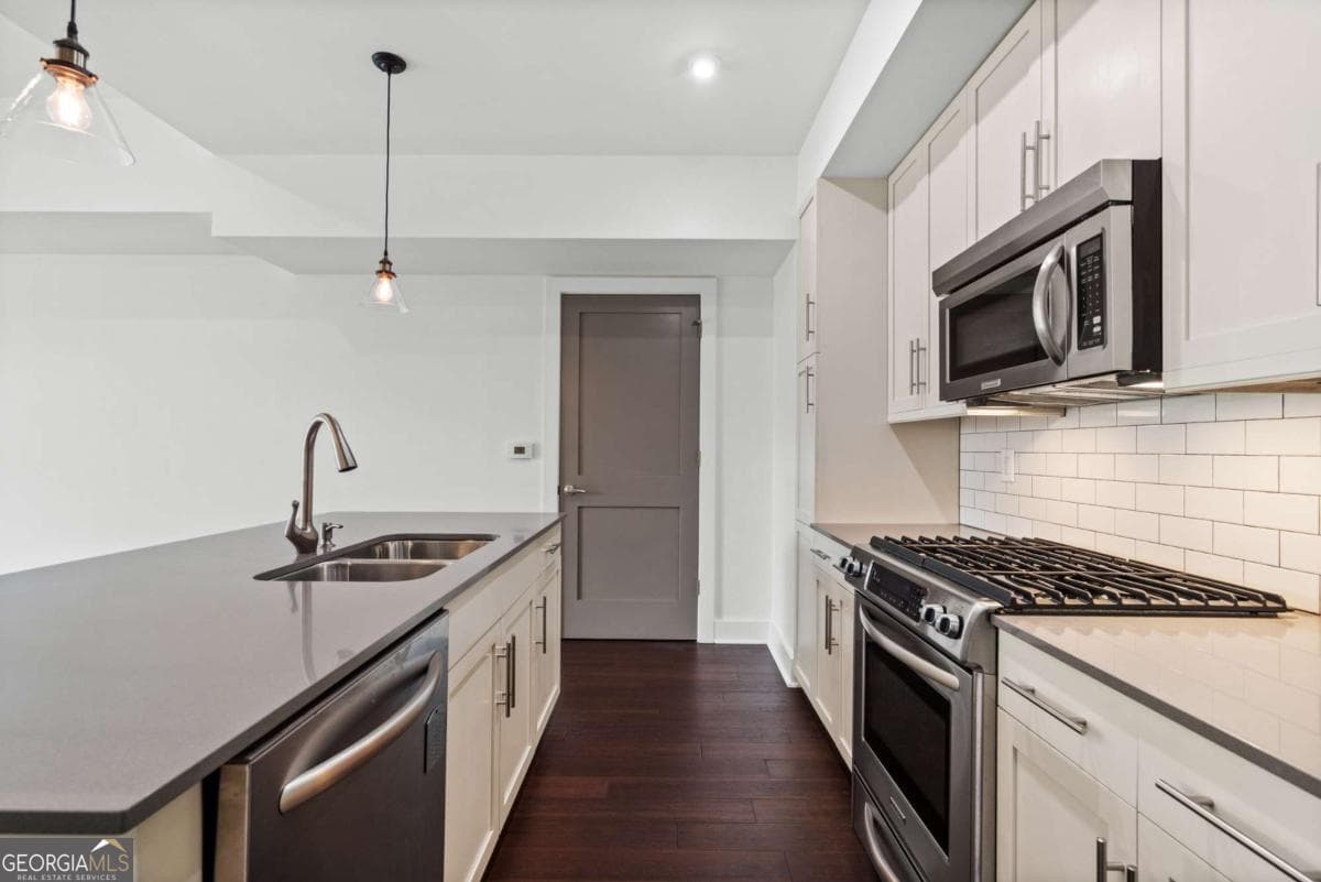 2 bedroom, 2 bathroom, 1,256 sq ft condominium for rent at 1100 Howell Mill Road 212, Atlanta, GA 30318 for $3,250 a month — photo 10