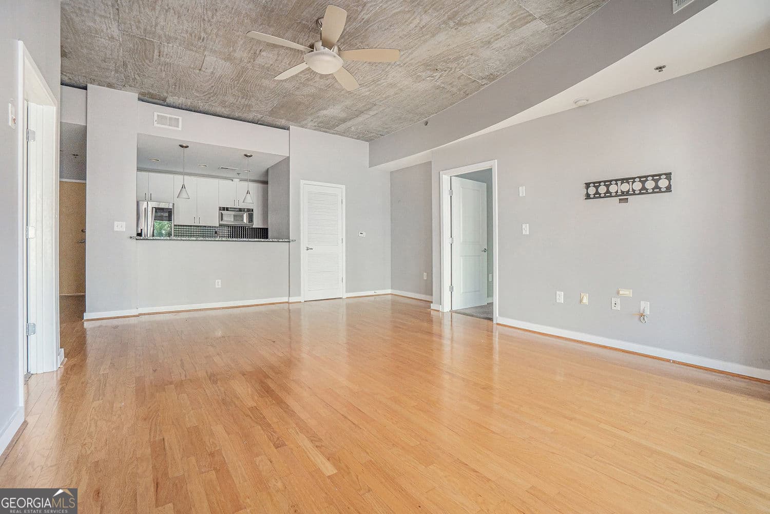 2 bedroom, 2 bathroom, 1,274 sq ft condominium for sale at 250 Pharr Road 405, Atlanta, GA 30305 — photo 2