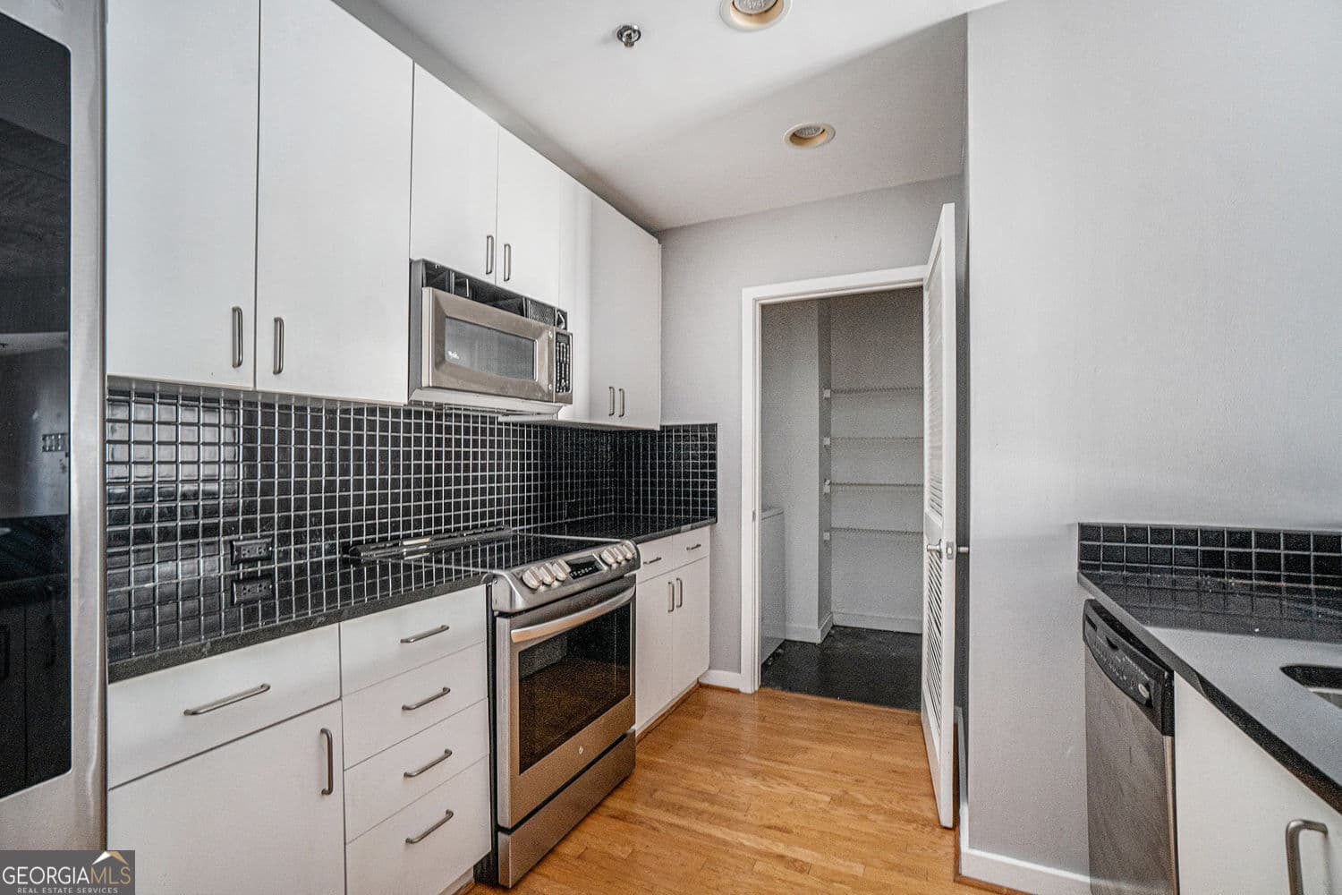 2 bedroom, 2 bathroom, 1,274 sq ft condominium for sale at 250 Pharr Road 405, Atlanta, GA 30305 — photo 3