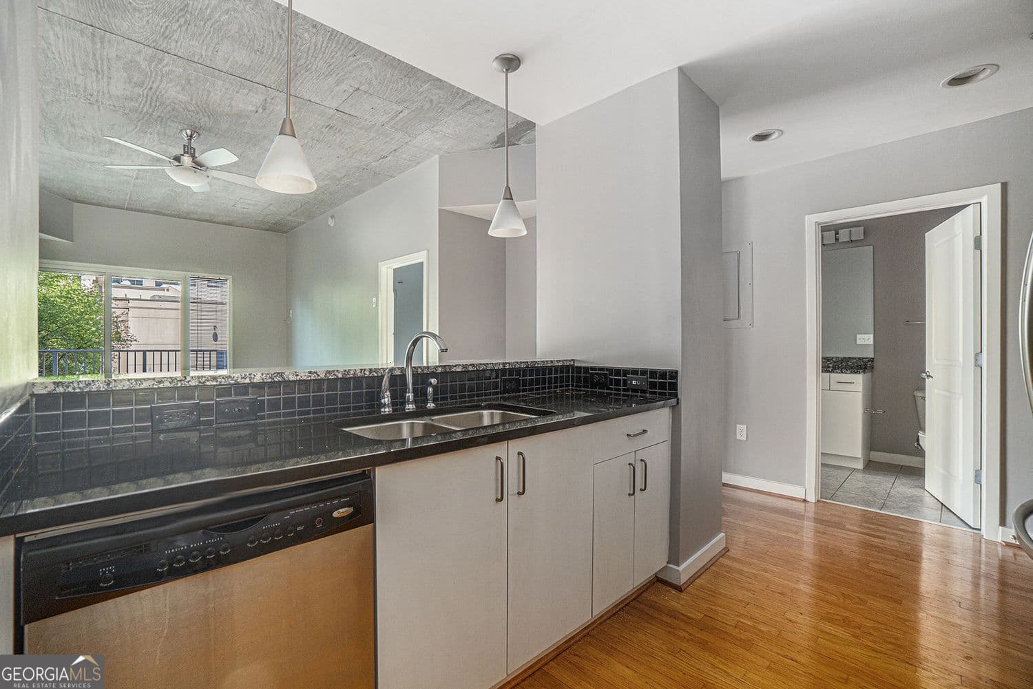 2 bedroom, 2 bathroom, 1,274 sq ft condominium for sale at 250 Pharr Road 405, Atlanta, GA 30305 — photo 4