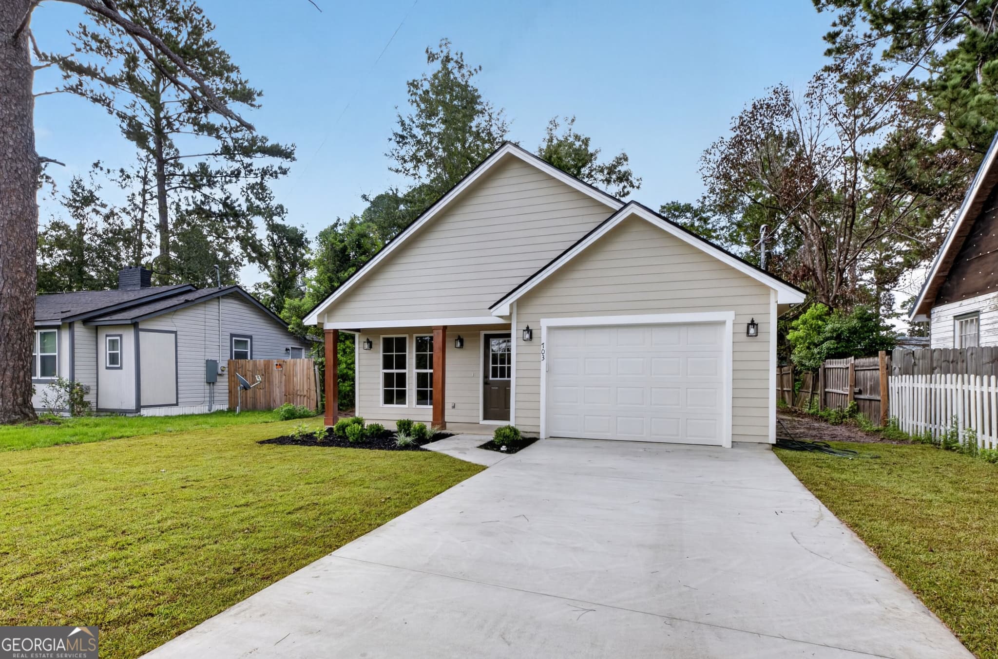 3 bedroom, 2 bathroom, 1,792 sq ft single family residence for sale at 703 E Adair Street, Valdosta, GA 31601 — photo 3