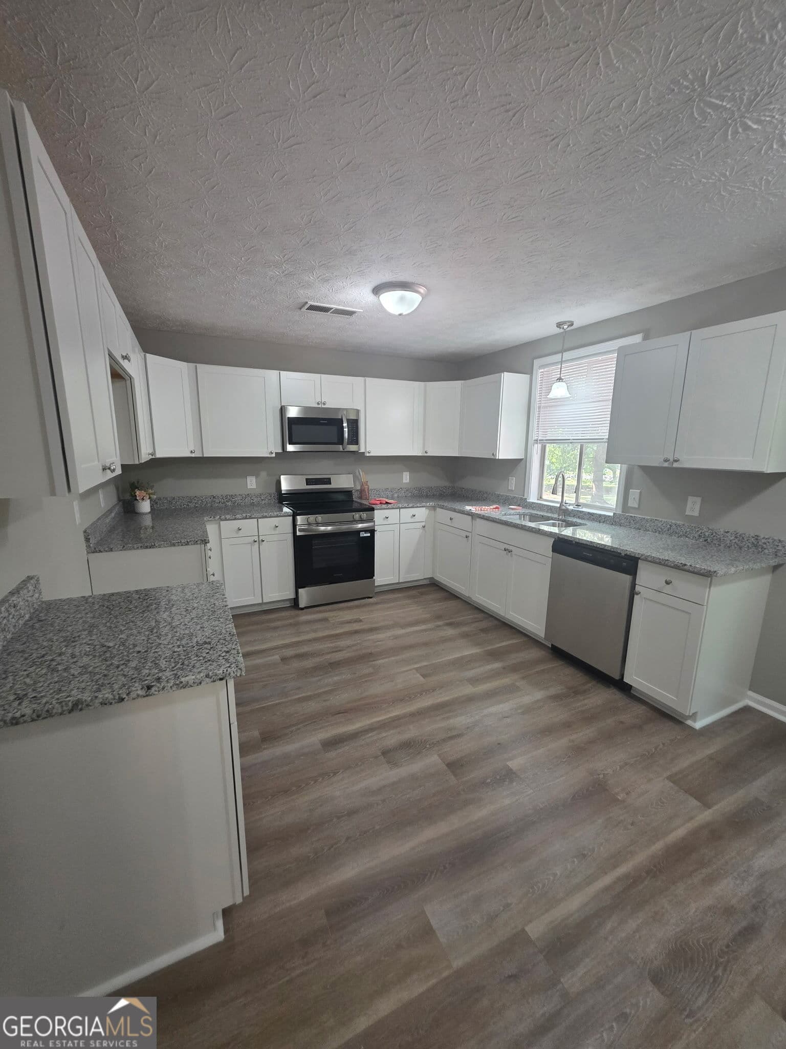4 bedroom, 2 bathroom, 1,625 sq ft single family residence for sale at 3555 Irvin Drive, Loganville, GA 30052 — photo 6