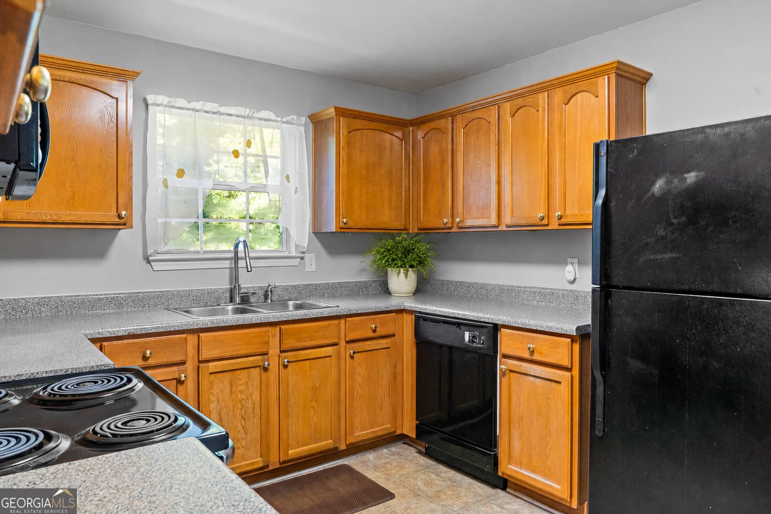 5 bedroom, 3 bathroom, 1,948 sq ft single family residence for sale at 1952 Boatswain Drive, Hampton, GA 30228 — photo 5