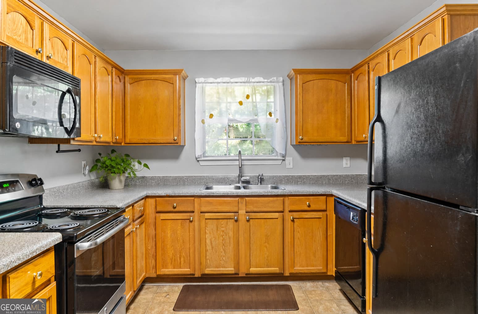 5 bedroom, 3 bathroom, 1,948 sq ft single family residence for sale at 1952 Boatswain Drive, Hampton, GA 30228 — photo 4