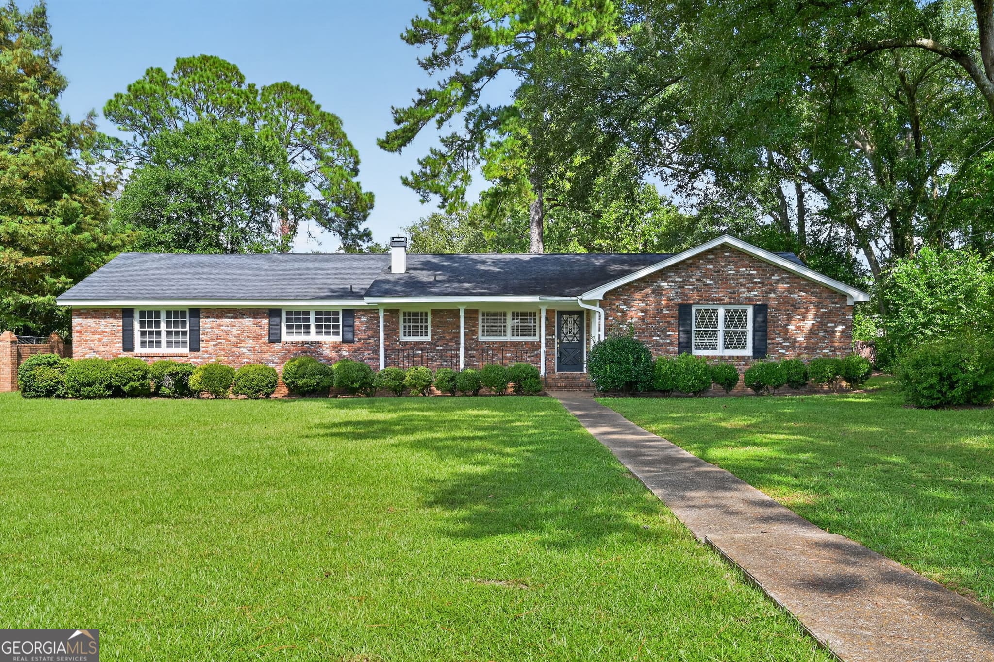 3 bedroom, 2 bathroom, 1,969 sq ft single family residence for sale at 1629 Lowell Lane, Albany, GA 31707 — photo 2