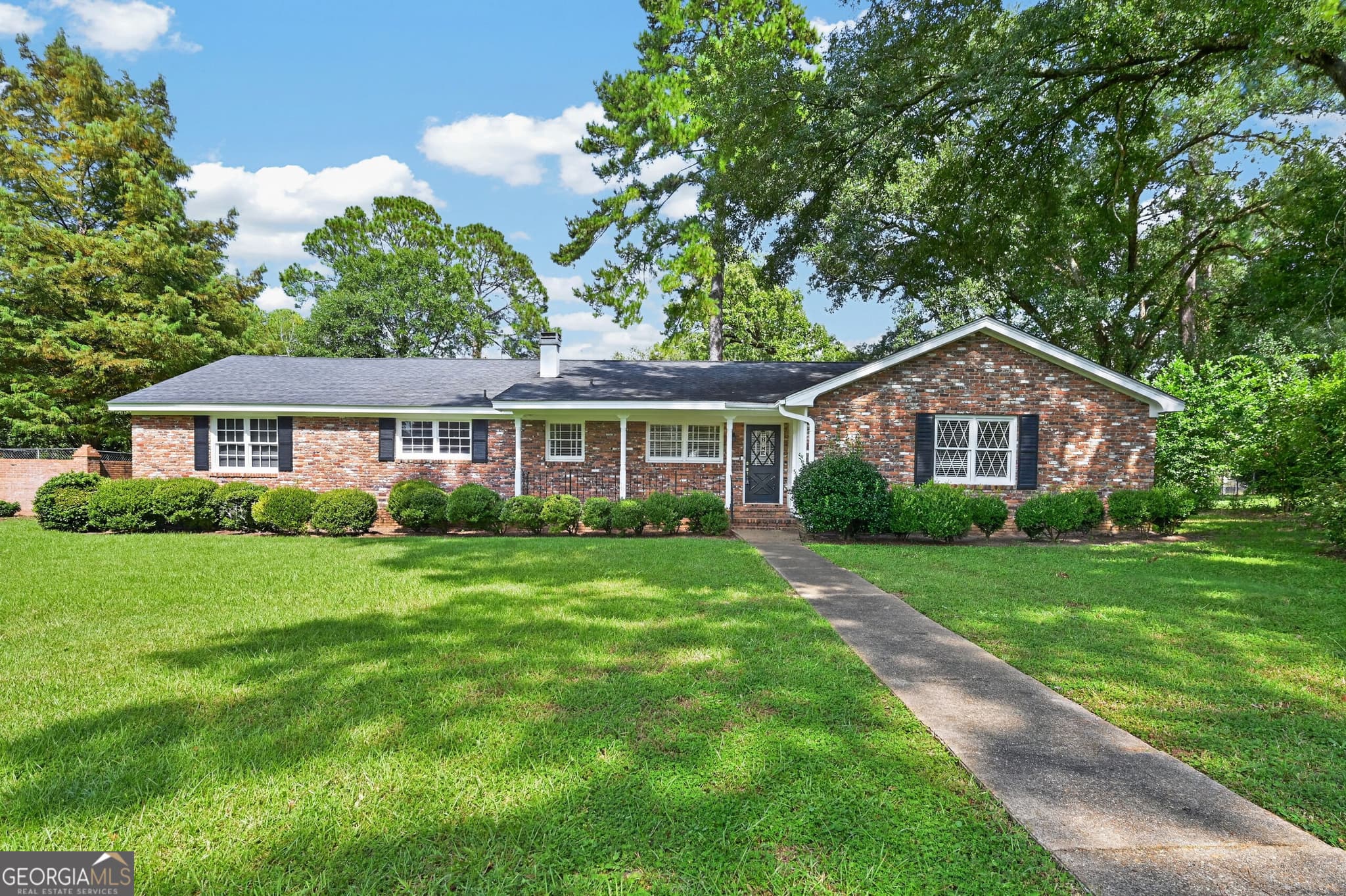 3 bedroom, 2 bathroom, 1,969 sq ft single family residence for sale at 1629 Lowell Lane, Albany, GA 31707 — photo 1 of 34