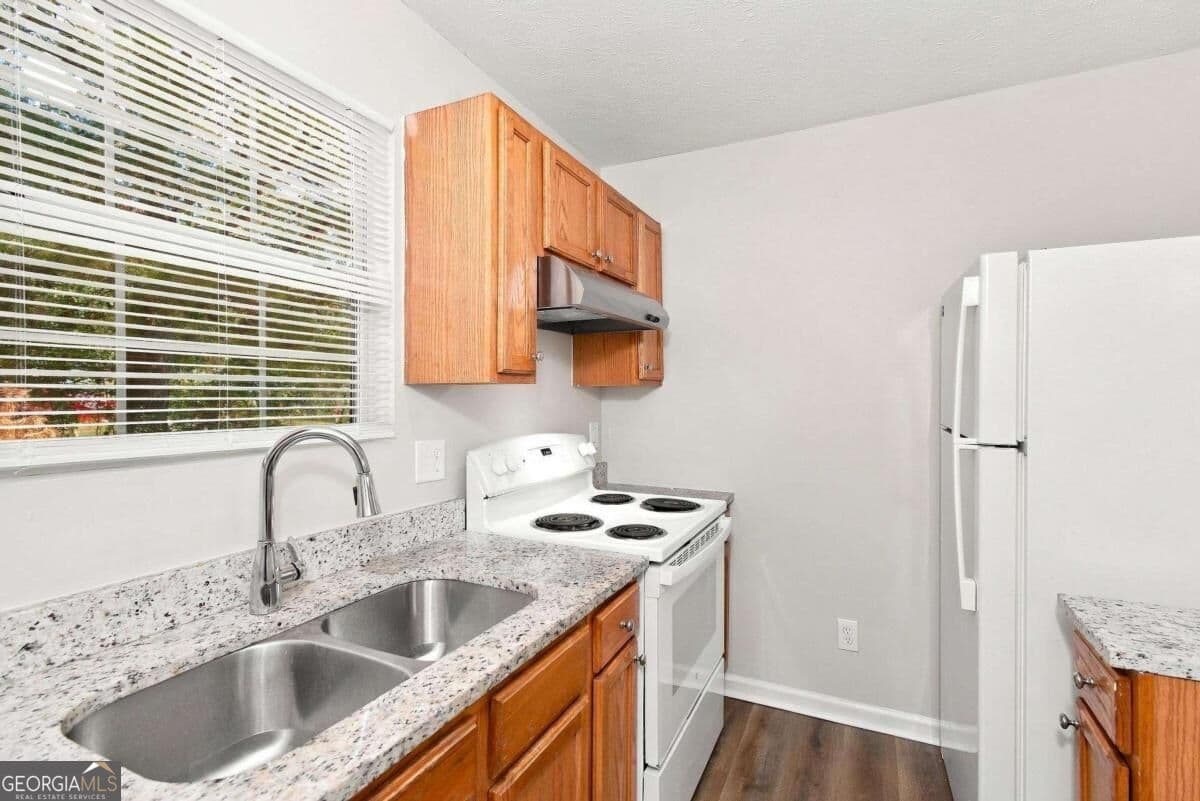 3 bedroom, 2 bathroom single family residence for rent at 3380 River Run Trail, Decatur, GA 30034 for $1,865 a month — photo 2