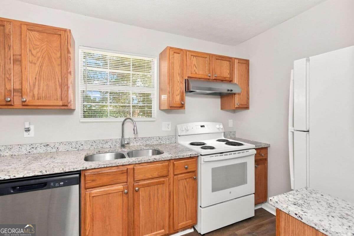 3 bedroom, 2 bathroom single family residence for rent at 3380 River Run Trail, Decatur, GA 30034 for $1,865 a month — photo 3