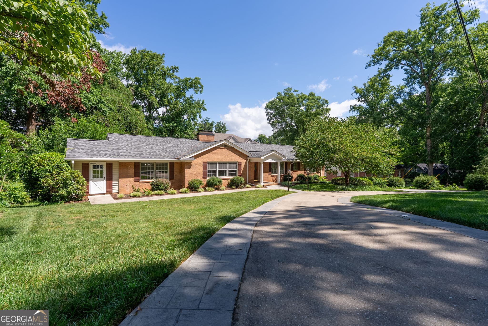 6 bedroom, 4 bathroom, 5,934 sq ft single family residence for sale at 101 Indian Springs Drive, Greenville, SC 29615 — photo 2